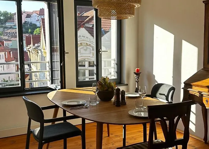 Ruhige-Moderne Wohnung Mit Burgblick
